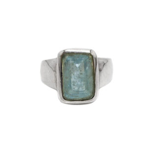 aquamarine faceted rectangle ring front